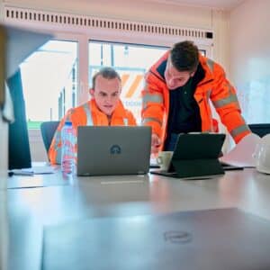 Uitvoerders aan het werk in bouwkeet