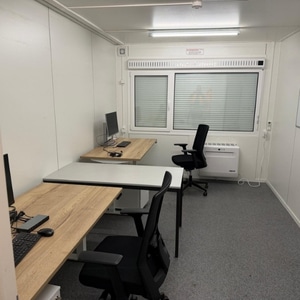 Bouwkeet met bureaus