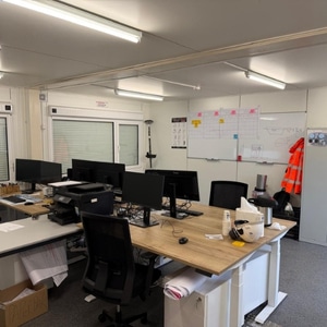 Bouwkeet met bureaus